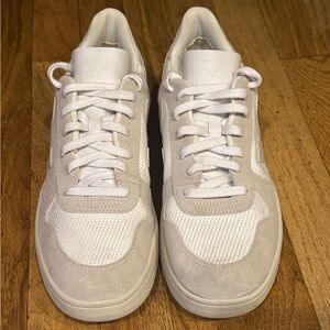 Size EU 43 VEJA V-10 BMesh Men's White and Cream Sneakers